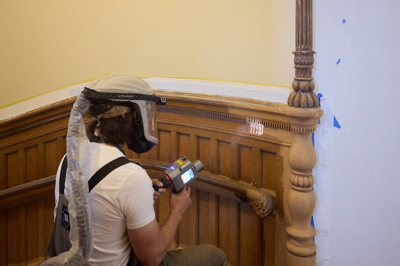 Le vieux vernis est retiré à l'aide d'un laser à impulsions dans le temple de Salt Lake, le mardi 21 avril 2026, à Salt Lake City.