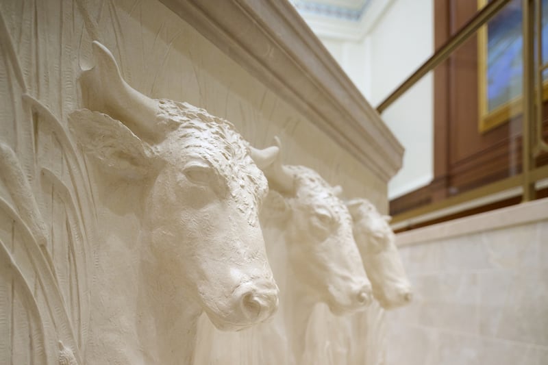 Statues de bœufs sous les fonts baptismaux du temple de Cleveland (Ohio).
