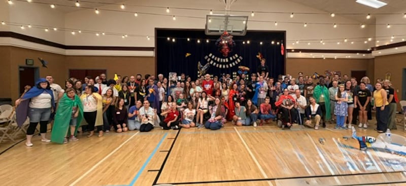 Des participants au programme d'activités pour personnes handicapées, des jeunes moniteurs et des responsables d'activités pour personnes handicapées participent à une activité sur le thème des super-héros à Mesa, en Arizona, le 11 août 2026.