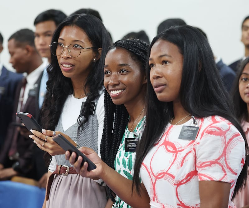 Des missionnaires chantent pendant une conférence pour les missionnaires à Antananarivo, Madagascar, le lundi 20 février 2023.
