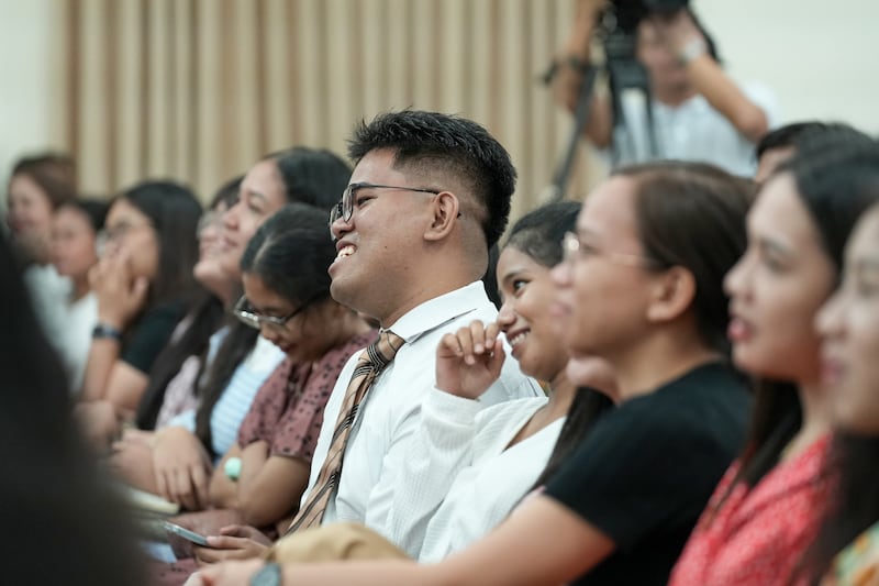 De jeunes adultes seuls écoutent et réagissent aux propos tenus lors d'une réunion spirituelle avec frère Ulisses Soares, du Collège des douze apôtres, à Cebu (Philippines), le 16 mai 2026.