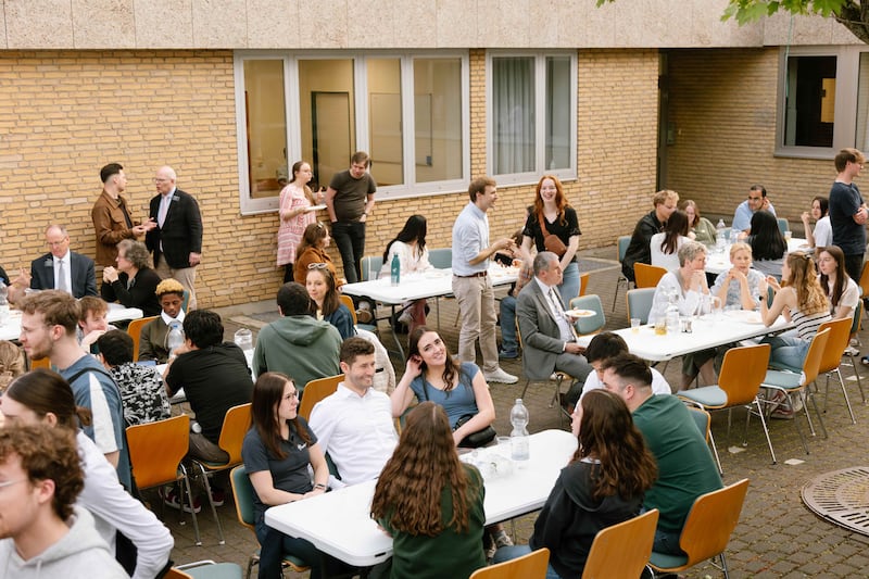 Des jeunes adultes passent du temps ensemble à l'institut de religion de Francfort, à Francfort, en Allemagne, le 18 avril 2026.