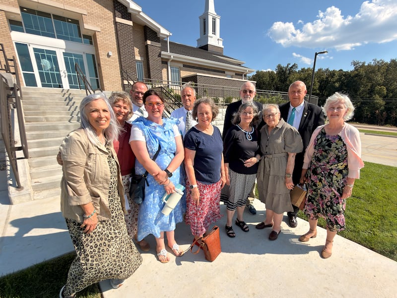 Des membres du pieu de Cape Girardeau (Missouri), qui étaient présents lors de la construction de l'ancienne chapelle du pieu en 1985, prennent une photo devant la nouvelle chapelle du pieu le samedi 19 septembre 2026.