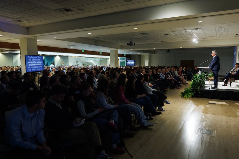 Elder Gérald Caussé, du Collège des douze apôtres, prend la parole lors d'un symposium sur l'intendance à l'Université Brigham Young à Provo, en Utah, le vendredi 14 novembre 2025.