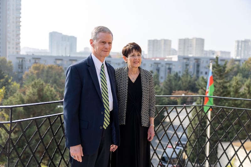 Frère David A. Bednar, du Collège des douze apôtres, et sœur Susan Bednar prennent la pose pour une photo devant le premier lieu de culte de l'Église de Jésus-Christ des Saints des Derniers Jours à Bakou, en Azerbaïdjan, le 13 novembre 2025.