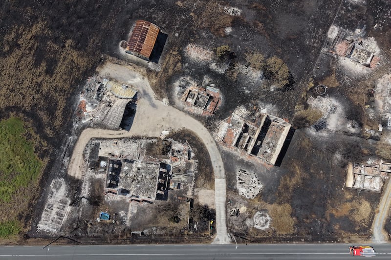 Cette photo aérienne prise par un drone montre des maisons et des terrains brûlés après que des incendies de forêt ont fait rage près du village du Porge, dans le sud-ouest de la France, le lundi 27 juillet 2026.