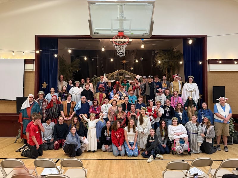 Des participants au programme d’activités pour personnes handicapées, des jeunes moniteurs et des dirigeants d’activités pour personnes handicapées participent à une représentation de la Nativité à Mesa, en Arizona, le 16 décembre 2025.
