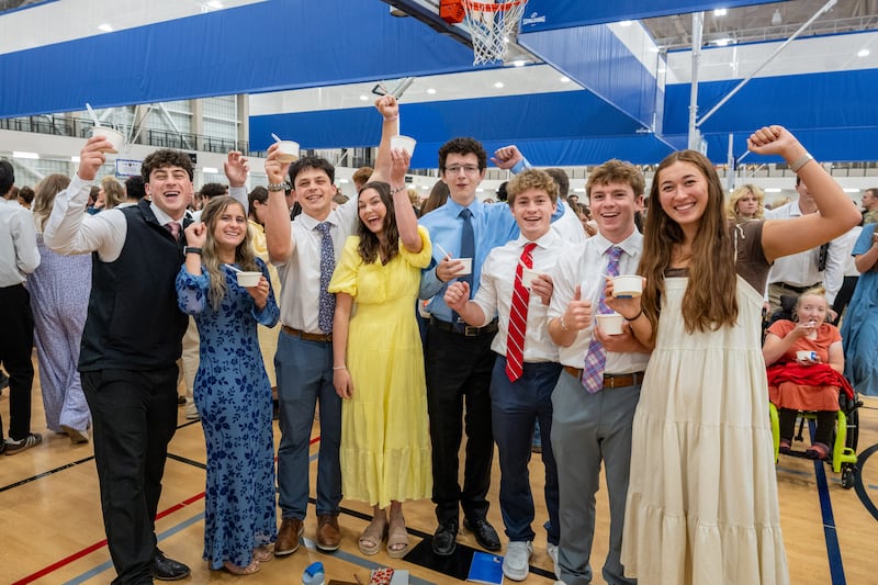 Des étudiants de BYU–Idaho se rassemblent pour prendre une glace après une réunion spirituelle avec frère David A. Bednar, du Collège des douze apôtres, et son épouse, sœur Susan Bednar, le jeudi 8 octobre 2026.