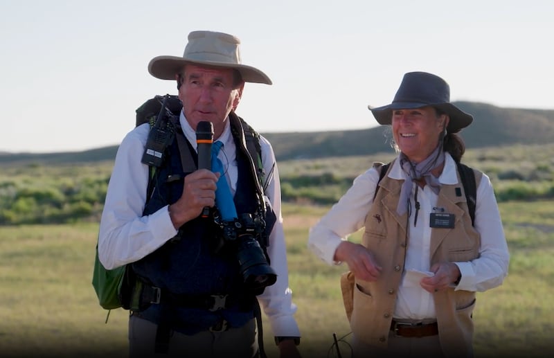Frère Charles Sypher et sœur Karen Sypher, missionnaires d'âge mûr servant sur les sites de la piste des pionniers mormons du Wyoming, s'adressent aux jeunes en juillet 2025.