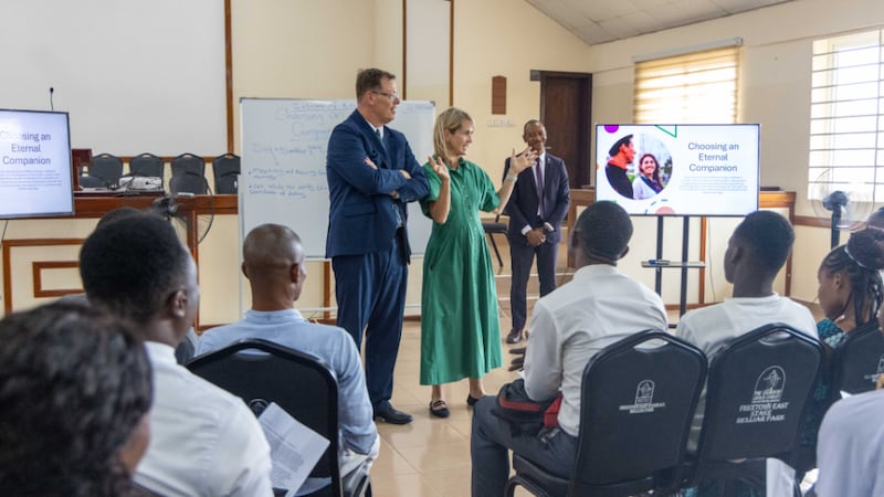 Frère Clark G. Gilbert, du Collège des douze apôtres, à gauche, et son épouse, sœur Christine Gilbert, à droite, discutent avec une classe d'institut à Freetown, en Sierra Leone, le mercredi 26 août 2026.