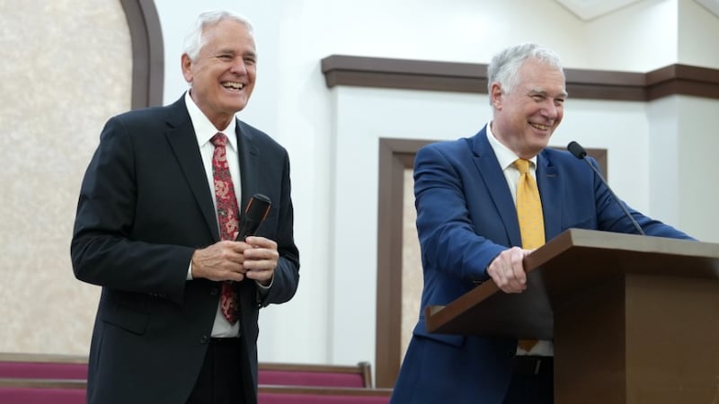Elder William K. Jackson et Elder Erich W. Kopischke répondent à des questions lors de la journée médiatique du temple de Davao (Philippines) à Davao City, Philippines, le 23 mars 2026.