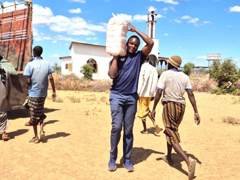 Denis Mukasa décharge de la nourriture pour distribution à Korr, Kenya, le 29 mai 2026.