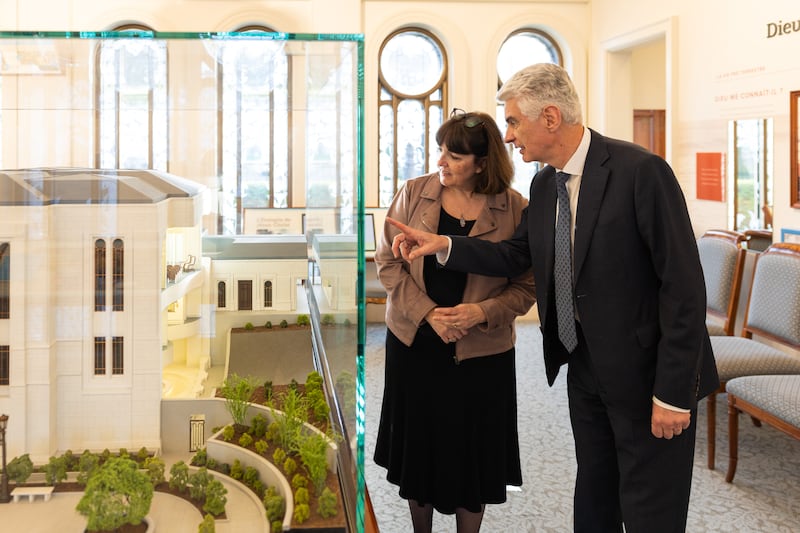 Frère Gérald Caussé, du Collège des douze apôtres, et son épouse, sœur Valérie Caussé, regardent une maquette du temple de Paris (France) au centre des visiteurs de Paris (France) à Versailles, France, le vendredi 27 février 2026.