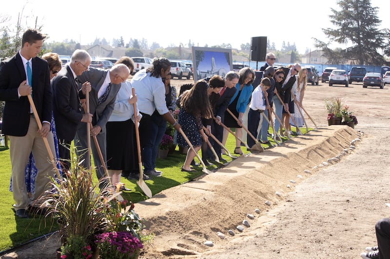 Elder Gary B. Sabin, au centre, et son épouse, sœur Valerie Sabin, conduisent les invités à retourner des pelletées de terre lors de la cérémonie de premier coup de pioche du temple de Modesto (Californie), le samedi 7 octobre 2023, à Modesto, en Californie.
