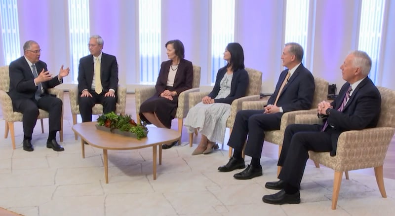 Des dirigeants de l’Église s’expriment dans un cadre ressemblant à un conseil pour une vidéo d’instruction sur l’œuvre du temple et de l’histoire familiale.