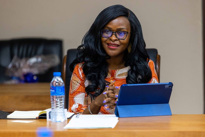 Haja Ramatulai Wurie, ministre de l'Enseignement technique et supérieur en Sierra Leone, s'exprime lors d'une réunion avec frère Clark G. Gilbert, du Collège des douze apôtres, à Freetown, en Sierra Leone, le mercredi 26 août 2026.