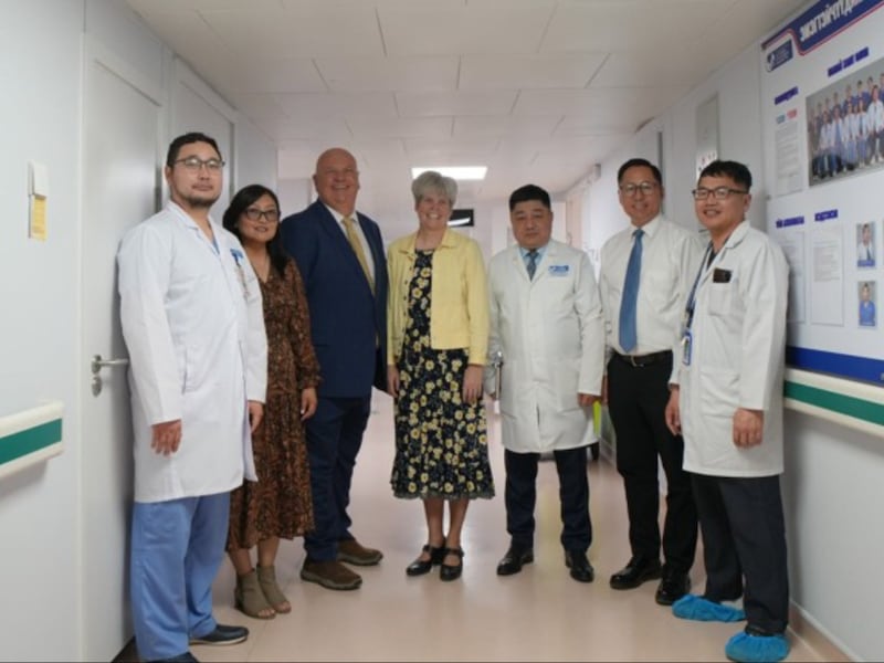 Des représentants de l’Église de Jésus-Christ des Saints des Derniers Jours rencontrent des médecins du Centre national pour la santé maternelle et infantile à Oulan-Bator, en Mongolie, à la suite d’un don de matériel de la part de l’Église le 18 juin 2026.