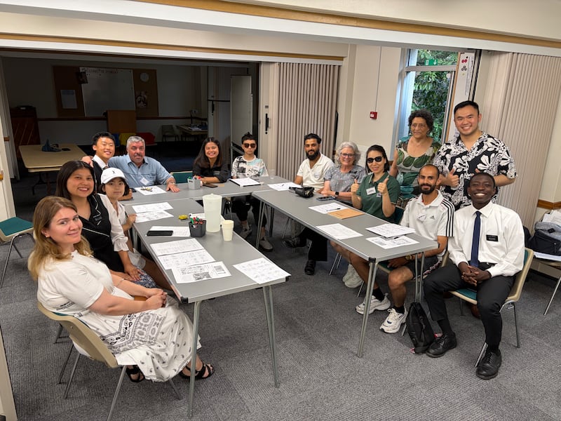Des instructeurs, des élèves et des missionnaires sourient pour une photo pendant un cours d’EnglishConnect dans le bâtiment de la paroisse de Bournemouth, dans le pieu de Southampton (Angleterre), le mardi 14 juillet 2026.