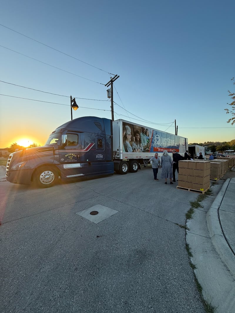 Un semi-remorque livre de la nourriture à la Midwest Food Bank à Fort Worth (Texas), en octobre 2026, dans le cadre des efforts de l’Église pour célébrer le 250e anniversaire du pays en livrant 250 chargements de camion de nourriture et de fournitures essentielles à 250 banques alimentaires à travers tout le pays. La Midwest Food Bank et quatre autres organismes d’aide alimentaire de la région se partageront les marchandises de cette livraison.
