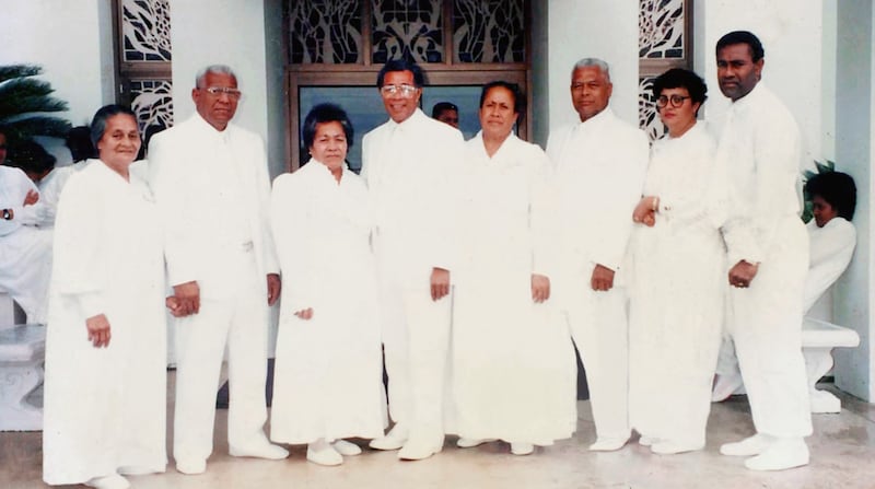 Elder Taniela B. Wakolo et sœur Anita Wakolo, au centre, prennent une photo avec leur famille élargie après avoir été scellés dans le temple de Nuku'alofa (Tonga) en 1995.