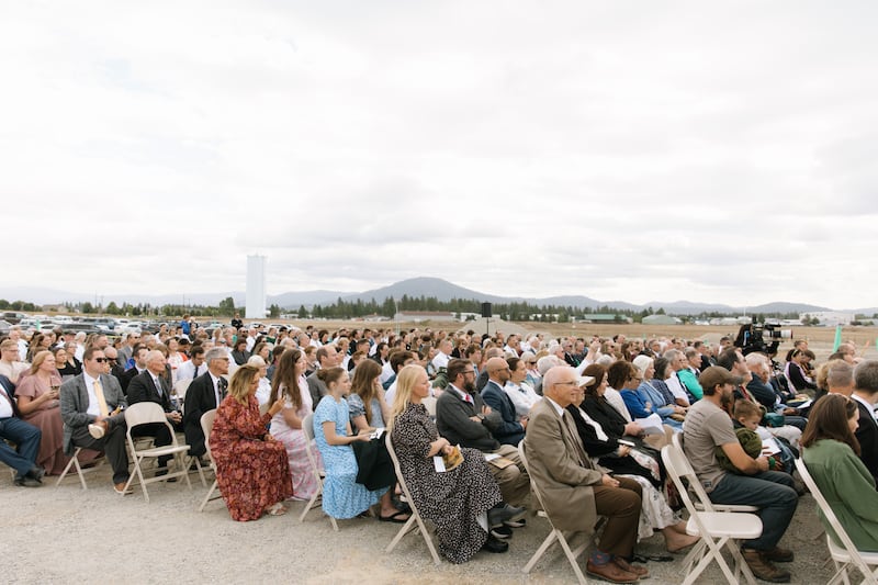 Des membres de la communauté, des dirigeants interconfessionnels, des dirigeants gouvernementaux et des Saints des Derniers Jours assistent à la cérémonie d'ouverture du chantier du temple de Coeur d’Alene (Idaho) le samedi 29 août 2026, à Coeur d’Alene (Idaho).