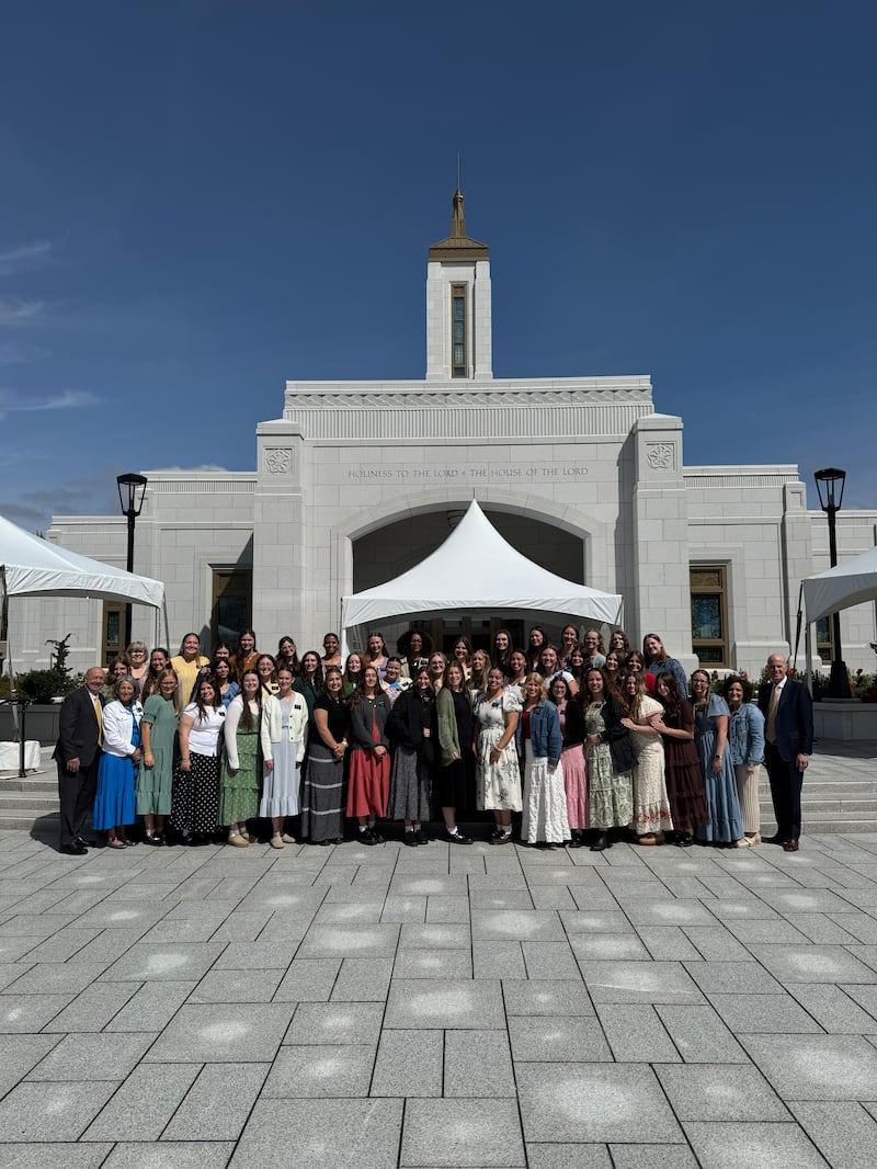 Des sœurs missionnaires de la mission d'Oregon Eugene se tiennent devant le temple de Willamette Valley, en Oregon, avant ses portes ouvertes au public, qui ont commencé le 23 avril 2026.