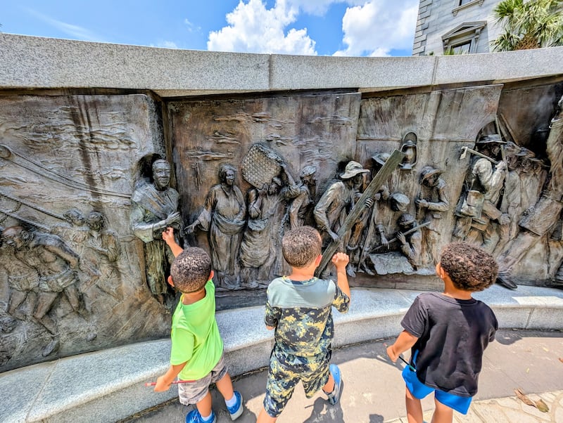 Les trois fils de Vanessa Duerson explorent le monument de l'histoire afro-américaine à Columbia, en Caroline du Sud, le 27 juin 2025.