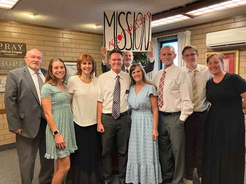 Apres avoir termine sa mission de service a Corona et Riverside, en Californie, Elder Tryston O'Toole est entoure de sa famille sur une photo prise en aout 2023 a Corona, en Californie.