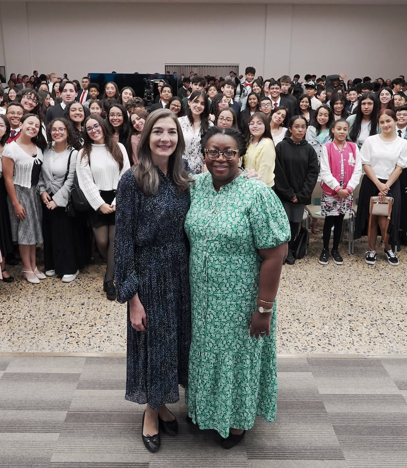 Sœur Tracy Y. Browning et sœur Andrea Muñoz Spannaus tiennent une veillée « Face à face » avec les jeunes à Medellin, en Colombie, le dimanche 14 septembre 2025.