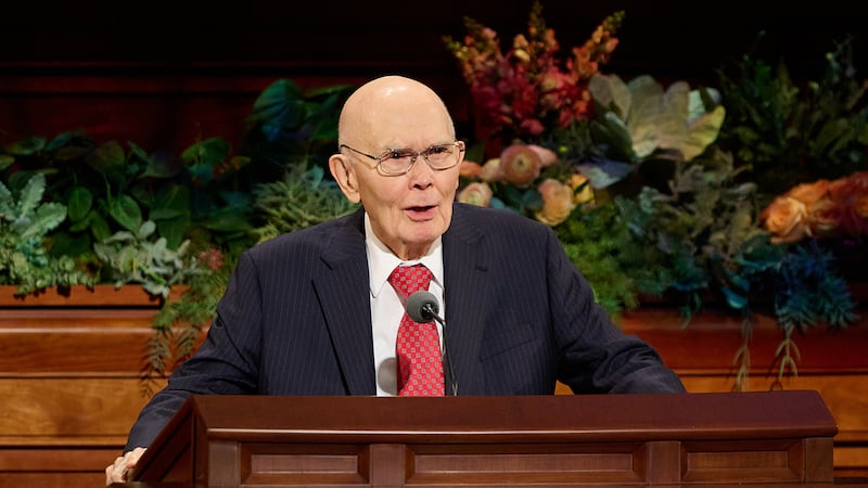 Le président Dallin H. Oaks, président de l'Église de Jésus-Christ des Saints des Derniers Jours, s'exprime lors de la session du dimanche après-midi de la 196e Conférence générale semiannuelle de l'Église de Jésus-Christ des Saints des Derniers Jours dans le Centre de conférences à Salt Lake City, le 4 octobre 2026.