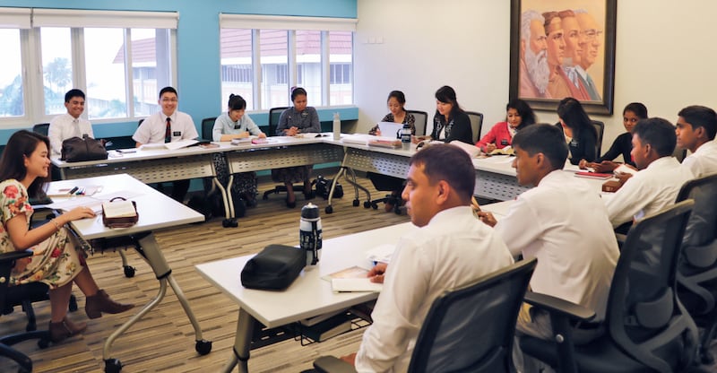Des missionnaires sont assis en classe au centre de formation des missionnaires aux Philippines.