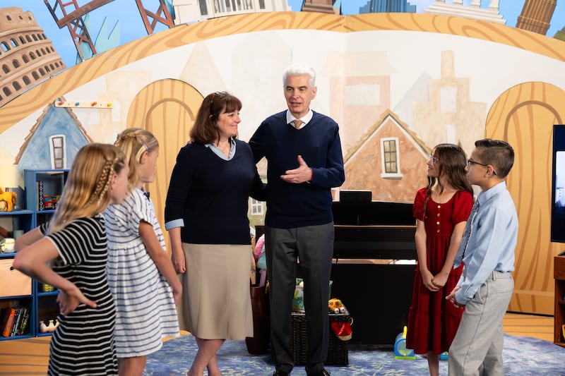 Frère Gérald Caussé et sœur Valérie Caussé s'adressent aux enfants pendant l'émission « D'ami à ami » de septembre 2026.