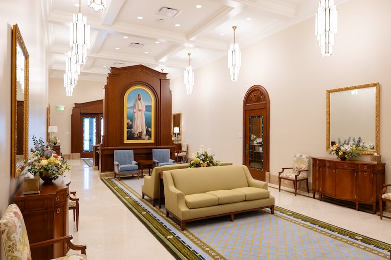 Une salle d'attente à l'intérieur du temple de Modesto (Californie).