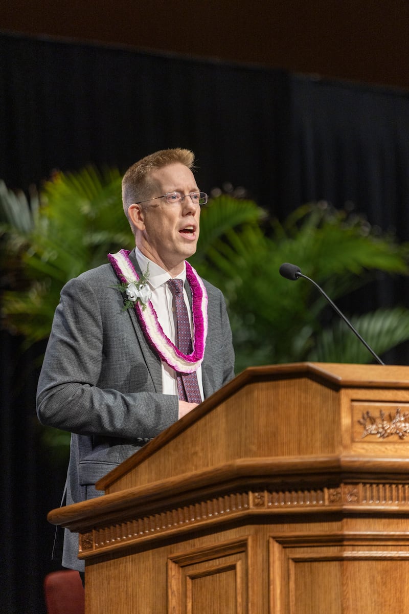 Luke Nichols s'exprime lors d'une réunion spirituelle à BYU–Hawaii à Laie (Hawaï), le mardi 29 septembre 2026.