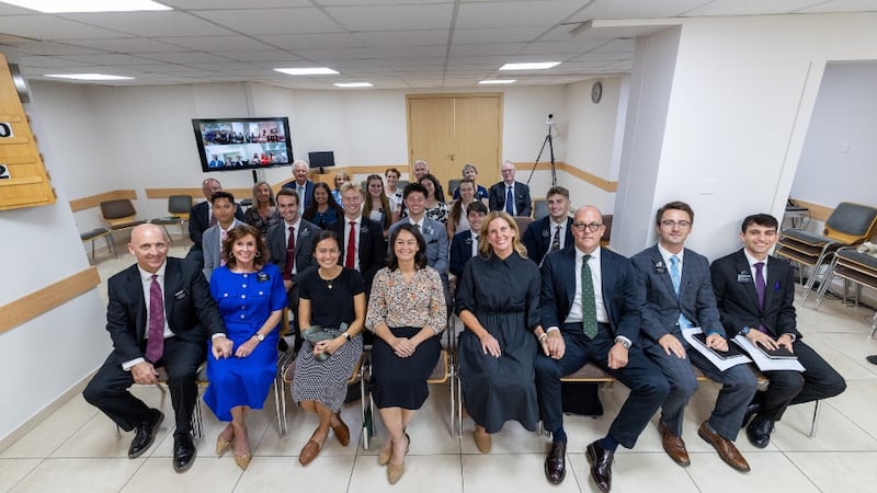 Les missionnaires de la mission de Grèce Athènes se réunissent en personne et en ligne avec sœur Kristin M. Yee, deuxième conseillère dans la présidence générale de la Société de Secours, lors d'une réunion à Larnaca (Chypre), le 2 septembre 2026.