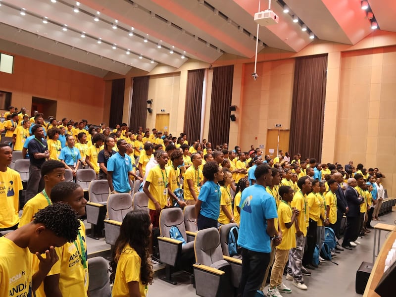Des jeunes assistent à la cérémonie d'ouverture d'une session de la conférence Jeunes, soyez forts à Praia, au Cap-Vert, le 17 août 2026.