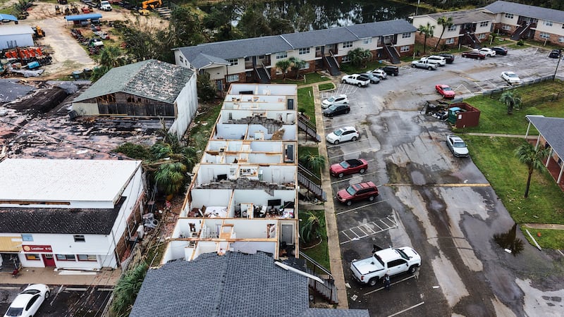 Un complexe d'appartements dont le toit a été arraché est visible à la suite de l'ouragan Isaias à Milton, en Floride, le samedi 10 octobre 2026.
