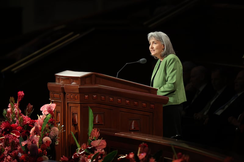 Sœur J. Anette Dennis, première conseillère dans la présidence générale de la Société de Secours, prend la parole lors de la session du samedi soir de la 195e conférence générale semestrielle.