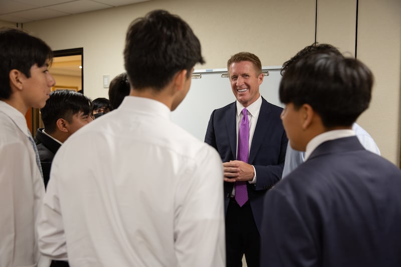 Le president Timothy L. Farnes, president general des Jeunes Gens, s'entretient avec des jeunes gens a Oaxaca, au Mexique, le 23 aout 2025.