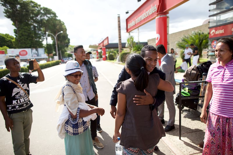 Un missionnaire de retour salue ses amis et sa famille à l'extérieur de l'aéroport à Madagascar en 2026.