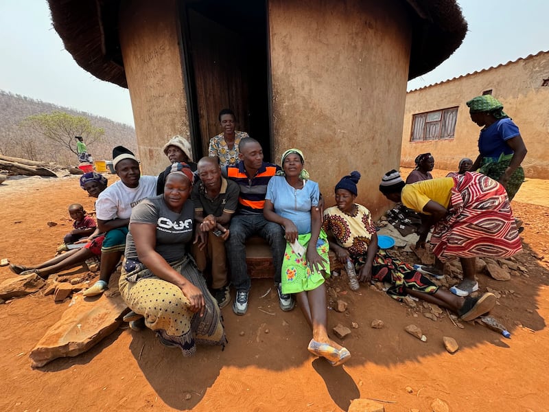 Kilford Shereni, au centre, est assis avec sa famille et ses amis au kamusha familial — signifiant "foyer" ou "origine" dans la langue shona.