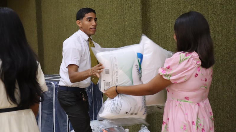 Des bénévoles et des missionnaires de l'Église de Jésus-Christ des Saints des Derniers Jours préparent des articles pour les personnes touchées par des tremblements de terre jumeaux au Venezuela le samedi 27 juin 2026.