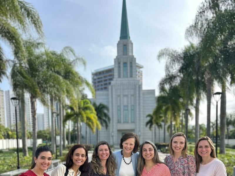 La présidente générale de la Primaire, Susan H. Porter, au centre, visite le temple de Rio de Janeiro, Brésil, le jeudi 11 juin 2026.