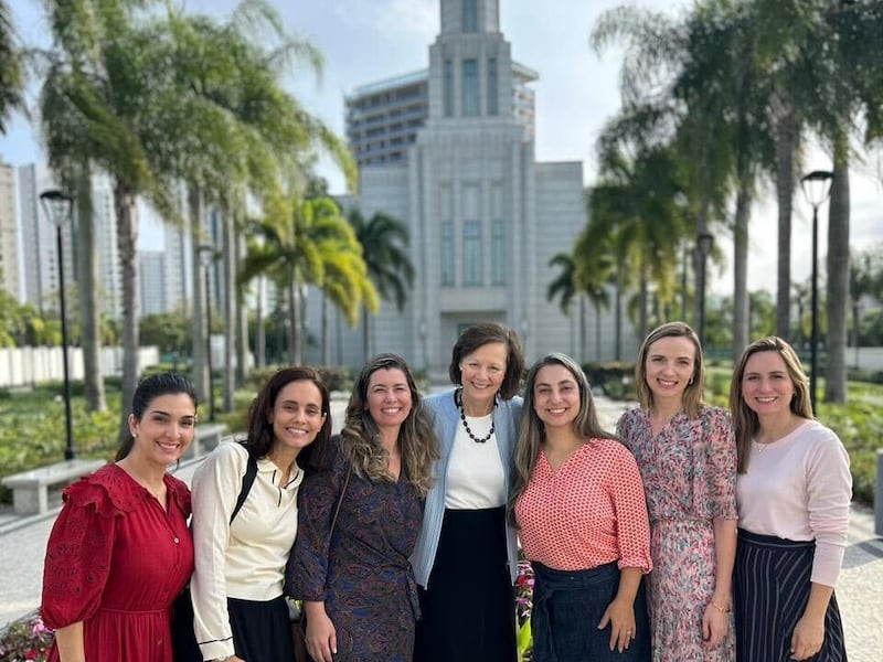 La présidente générale de la Primaire, Susan H. Porter, au centre, visite le temple de Rio de Janeiro, Brésil, le jeudi 11 juin 2026.