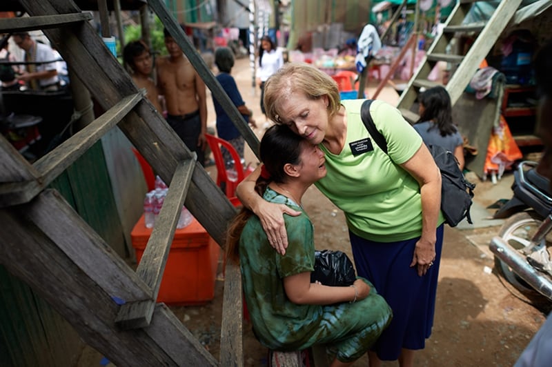Un missionnaire senior étreint une femme au Cambodge en 2024.