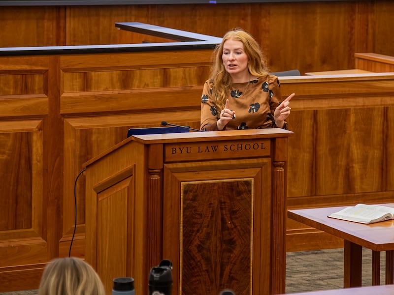 Kelsey Baer Flores enseigne un cours à la faculté de droit de BYU le mardi 27 octobre 2026. Baer Flores dirigera la nouvelle clinique de liberté religieuse de BYU qui sera lancée cet hiver.