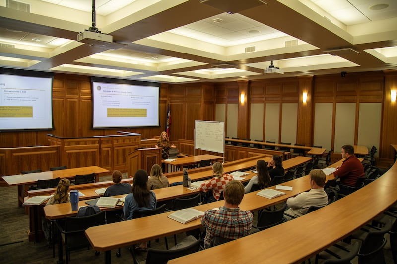 Kelsey Baer Flores donne un cours à la faculté de droit de BYU à Provo (Utah), le mardi 27 octobre 2026.