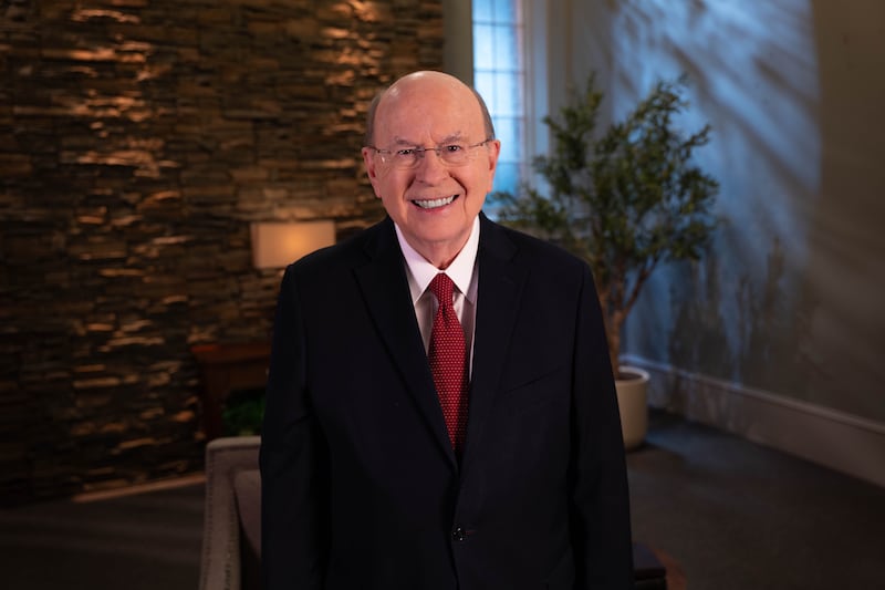 Frère Quentin L. Cook, du Collège des douze apôtres, prend la parole lors d’une réunion spirituelle diffusée aux étudiants de BYU–Pathway Worldwide le vendredi 31 juillet 2026.
