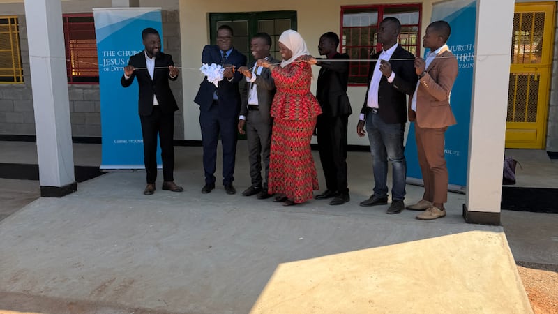 Un groupe coupe le ruban des nouvelles salles de classe à l’école primaire de Magwero, dans le district de Lilongwe, au Malawi, le 19 juin 2026.