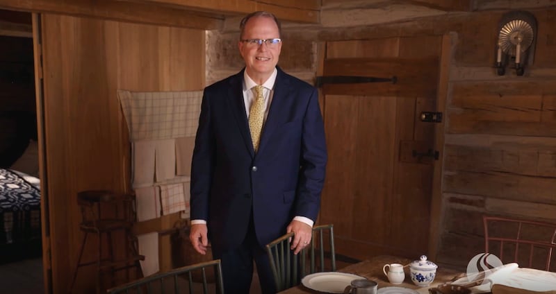 Brian K. Ashton, président de BYU–Pathway Worldwide, s'adresse aux étudiants depuis la ferme de la famille Smith à Palmyra, dans l'État de New York, lors d'une réunion spirituelle diffusée le vendredi 4 septembre 2026.